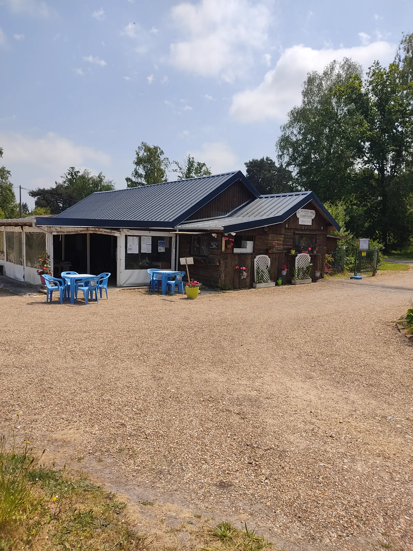 Le chalet d'accueil du camping et sa terrasse