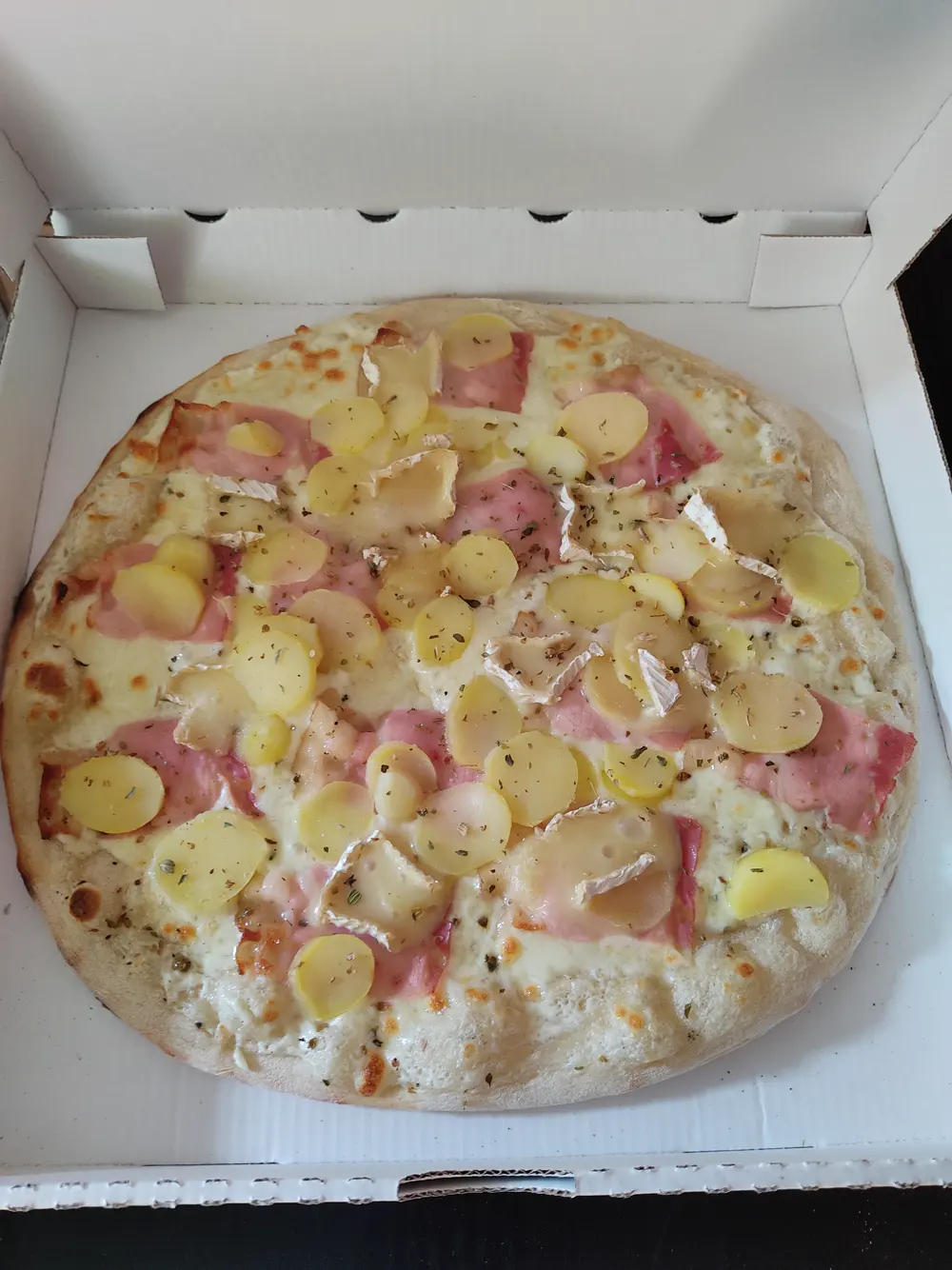 Une pizza de la pizzeria du camping