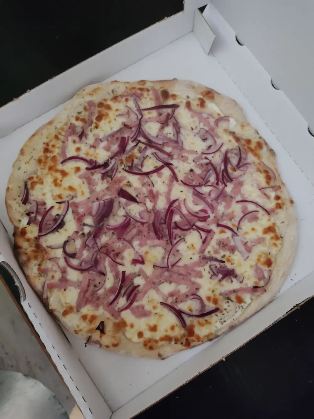 Une pizza aux oignons rouges