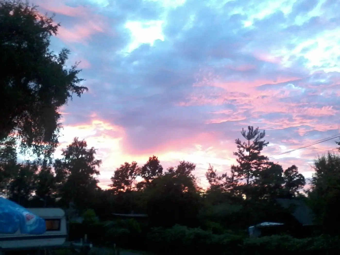 Le ciel du soir au-dessus du camping